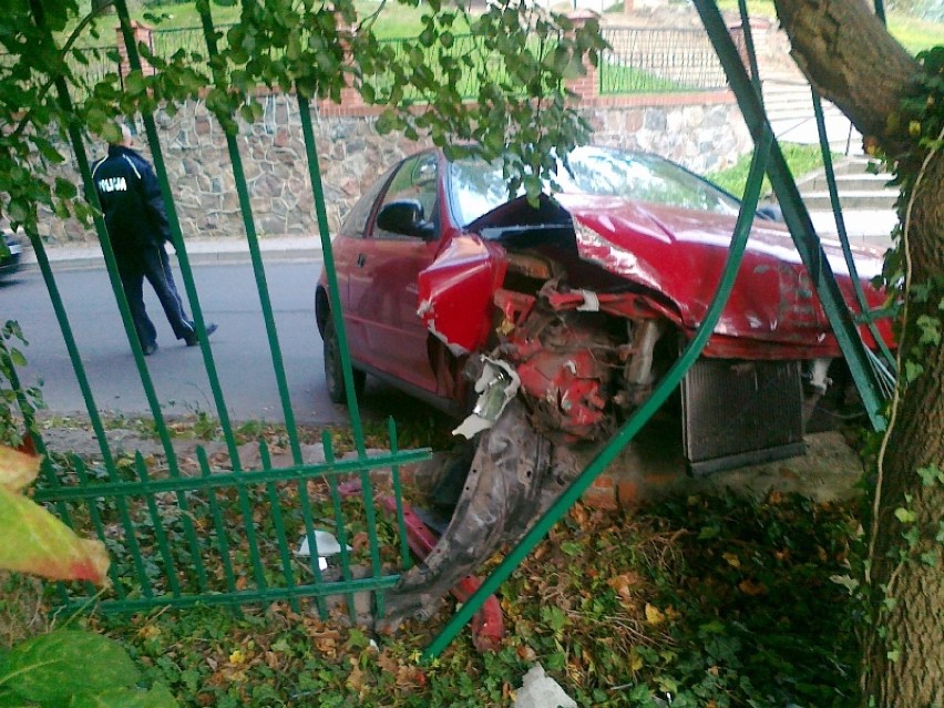 Policja w Jarocinie: Uderzył samochodem w płot i sobie...