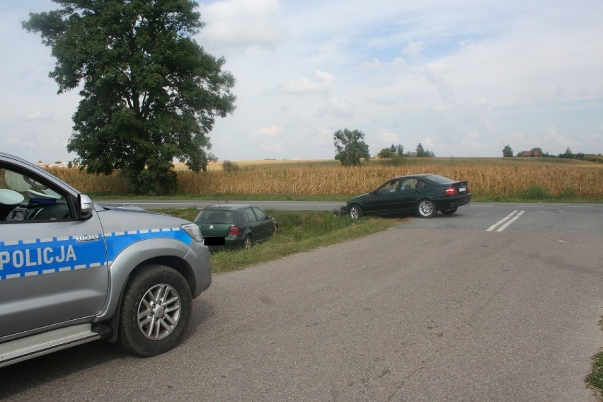 Wypadek w powiecie rypińskim. 21-letni kierowca bmw był poszukiwany przez Sąd w Golubiu-Dobrzyniu [zdjęcia]