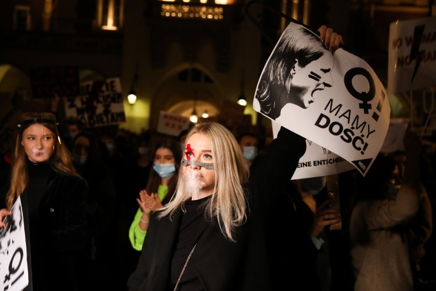 Strajk kobiet. Głośny protest pod krakowskim Adasiem [ZDJĘCIA]