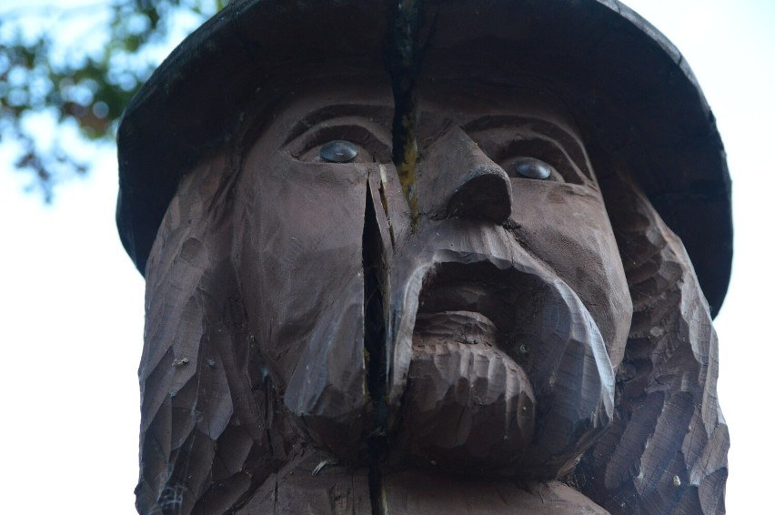 Rzeźba Rummela w Miastku znowu pęka. Ma zaledwie 1,5 roku. Autora dzieła to nie dziwi