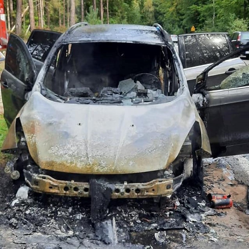 Pożar samochodu w gminie Wejherowo - Łężyce, ul. Jeżynowa (01.10.2022)