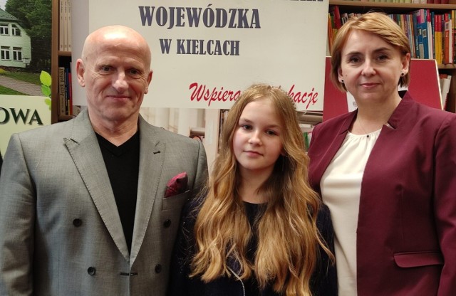 Amelia Zielińska ze swoja opiekunką Katarzyną Erbel i znanym aktorem Andrzejem Pieczyńskim podczas konkursu w Kielcach.
