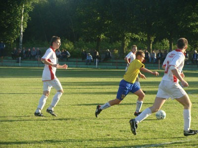 Wygrana Juniora Szarlejka 3:0  z Okszą Łobodno spowodowała, że do B klasy spadli piłkarze Amatora