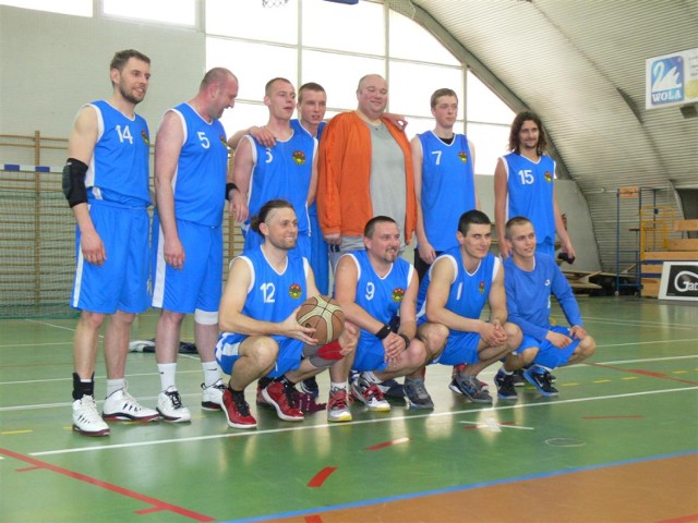Wojownicy Sieradz (niebieskie stroje) mistrzami Zduńskowolskiej Ligi Piłki Koszykowej