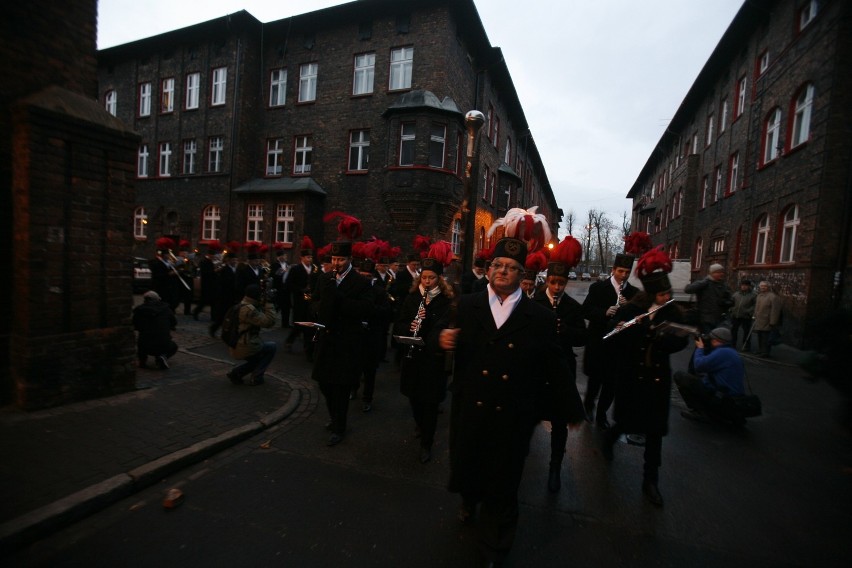 Katowice: Skoro jest Barbórka... to i orkiestra górnicza na Nikiszowcu [ZDJĘCIA]