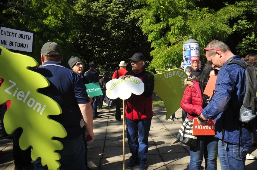 Kraków. Protestowali przeciwko okrawaniu zieleni na placu Inwalidów