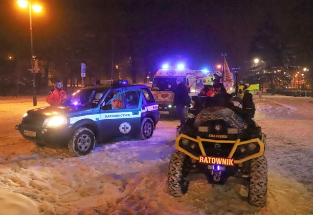 Tegoroczne Światełko do Nieba w Radomiu odbyło się z zachowaniem obostrzeń i reżimu sanitarnego. Nie było pokazów ognia, świecenia latarkami w telefonach, czy pokazów fajerwerków. Ulicami Radomia w rytm hymnu WOŚP przejechał na sygnałach świetlnych specjalny konwój pojazdów uprzywilejowanych z udziałem radiowozów policyjnych. karetek, wozów strażackich, pogotowia wodnego i prywatnego transportu medycznego.


>