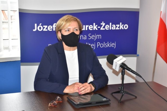 Posłanka Józefa Szczurek-Żelazko omawia zasady programu rehabilitacji dla osób po COVID-19