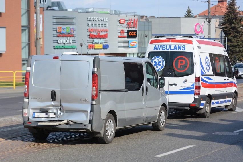 Zderzenie policyjnego radiowozu z tramwajem. Dwaj policjanci w szpitalu [wideo, zdjęcia]