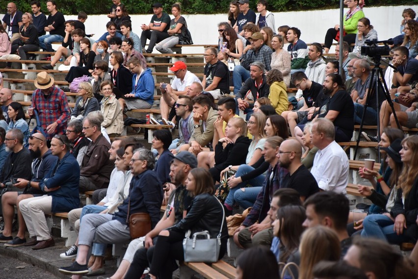 Tymon Tymański z "trzymetrowcem z wąsami" w chodzieskim amfiteatrze. Drugi koncert "Cho-jazz" 2021
