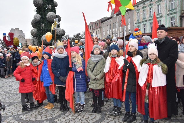 IV Nakielski Orszak Trzech Króli wyruszył  jednocześnie z trzech  kościołów: św. Wawrzyńca, św. Stanisława  i  NMP Królowej Polski. Każdą grupę prowadził jeden z mędrców na koniu. Ten z kościoła  farnego , odziany w czerwone barwy, poprowadził grupę czerwono-złotą. Były jeszcze grupy: zielona i niebieska. Ta ostatnia, z kościoła przy ul. Mroteckiej,  miała na rynek najdłuższą drogę.  Przybyła kwadrans po innych. Wtedy orszaki powitał wiceburmistrz Krzysztof Błoński, a ks. prob. Tadeusz Michalak złożył obecnym życzenia. Posłuchać też można było kolęd w wykonaniu dzieci, a także spróbować domowych wypieków i bigosu. Cen ustalonych nie było. Wystarczyło wrzucić do puszki datek  na budowę hospicjum stacjonarnego w Olszewce. Zanim uczestnicy święta rozeszli się do domów puszczono jeszcze w niebo  różnobarwne balony.


Flesz - bezpieczne dziecko. To musisz wiedzieć!

