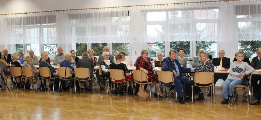 O metodach wyłudzeń, cichym zabójcy i bezpieczeństwie. W Wieluniu odbyła się debata z seniorami [FOTO]