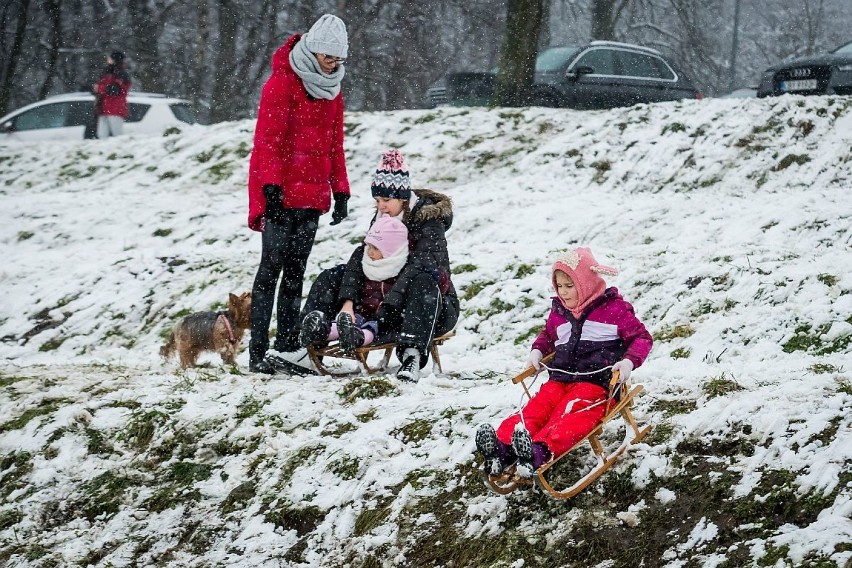 Nie szkodzi, że spod śniegu wystają bryły ziemi, nie...