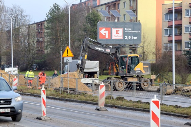 Na skrzyżowaniu ulic Jagiellońskiej, Karczówkowskiej i Kamińskiego w Kielcach prowadzona jest przebudowa. Prace Nie zostały wstrzymane na zimę. Inwestycja i związane z nią utrudnienia dla kierowców i pieszych potrwają do marca 2024 roku. 

Zobacz kolejne zdjęcia>>>