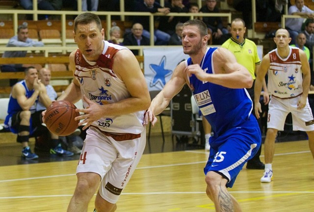 Spójnia u siebie nie sprostała nawet Siedleckiemu Klubowi Koszykówki, który zajmuje dopiero czternaste miejsce w I lidze. Przegrała 57:69. Na zdjęciu z tego meczu Wiktor Grudziński (z piłką).