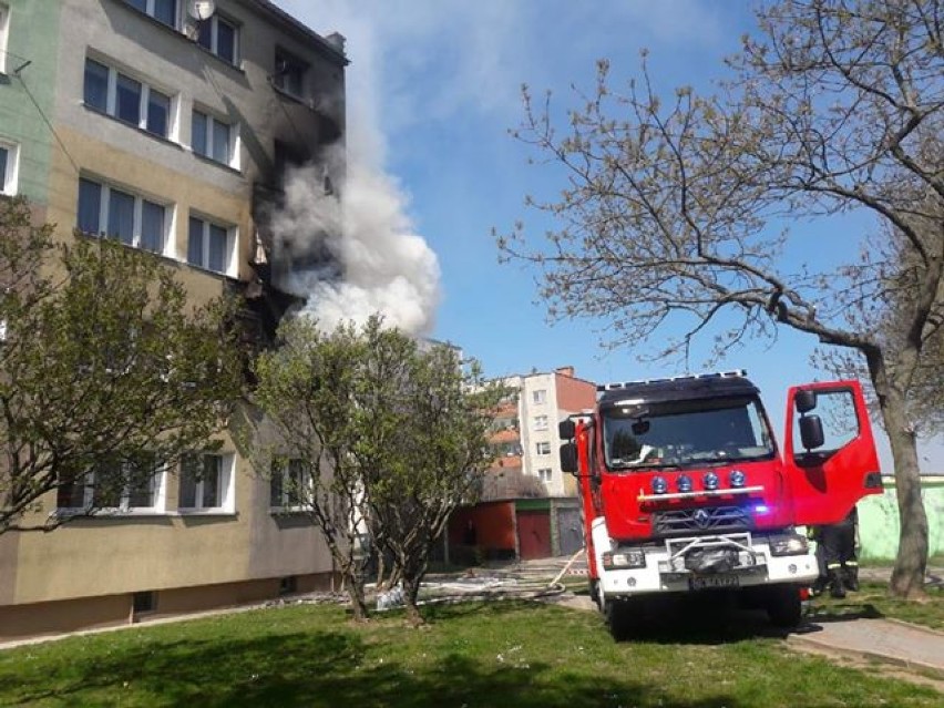 Groźny pożar bloku w Polkowicach. Ogień uszkodził dwa mieszkania