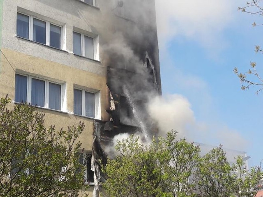 Groźny pożar bloku w Polkowicach. Ogień uszkodził dwa mieszkania