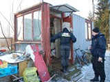 Bydgoszcz. Policjanci i strażnicy miejscy sprawdzają miejsca przebywania osób bezdomnych. Zima to dla nich trudny czas