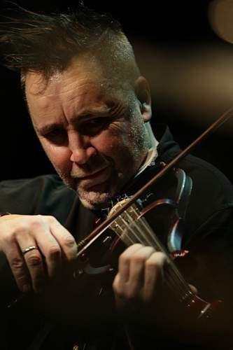 Brytyjski skrzypek Nigel Kennedy dorastał w latach 70. Był cudownym dzieckiem muzyki klasycznej, ale z wielką pasją słuchał także tego, co grano poza salami filharmonii. Nie przegapił także geniusza Jimiego Hendriksa, fenomenalnego rockowego gitarzysty, który mimo tragicznej śmierci w 1970 r., wciąż oddziaływał na nowe pokolenia rockmanów. Hendrix był wirtuozem tak jak jego fan Nigel Kennedy, aż się prosiło więc zagrać kompozycje wielkiego rockmana na skrzypcach. Co też Nigel zrobił. I co wypełni większość programu wielkiego koncertu w Hali Gdynia już w najbliższą sobotę.  
Skrzypek stworzył z siebie prototyp nowego wirtuoza - z nastroszoną fryzurą, ubranego nieformalnie - wojskowe buciory do smokingu - i, co najważniejsze, utrzymującego żywy kontakt ze słuchaczami. W interpretacji natomiast stawiającego nacisk na popis, show, a mniej przejmującego się wymogami kanonów i tradycji. Pomysł zrobił niewiarygodną wprost furorę - wydana w 1989 r. płyta ze słynnymi "Czterema porami roku" Antonia Vivaldiego sprzedała się w najwyższym przedtem i później nakładzie w segmencie nagrań z muzyką klasyczną. Następnym krokiem była zawrotna kariera słynnych Trzech tenorów i demokratyzacja muzyki poważnej stała się faktem. Głównym motorem tego buntu był właśnie Kennedy. 

Kennedy Gra Hendriksa, Gdynia, 17.03, Hala Gdynia, ul. Górskiego 8, godz. 19, bilety 60/120/150 zł

ZOBACZ TAKŻE Imprezy w Gdyni