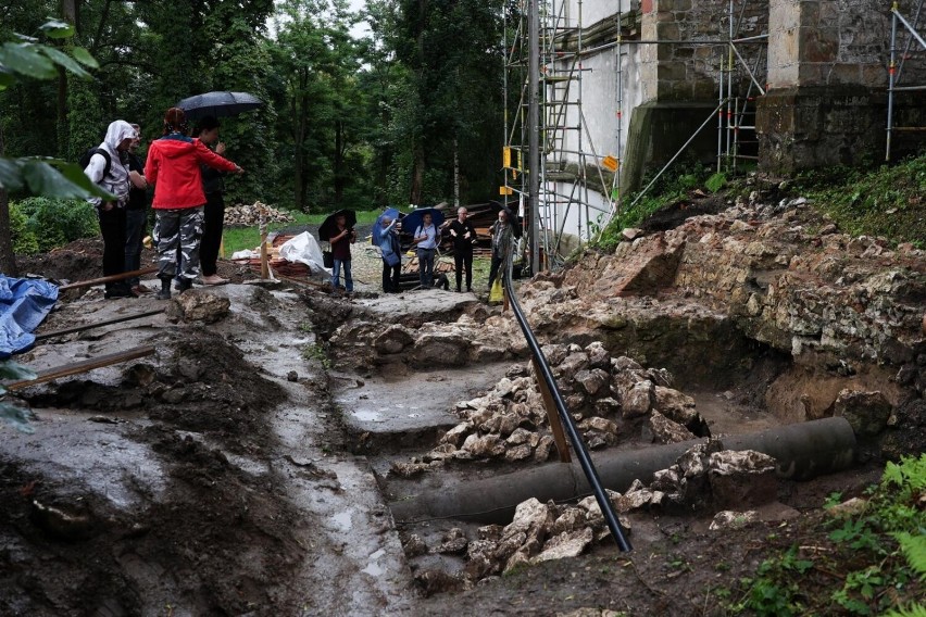 Komisja konserwatorska na terenie wykopalisk w Tyńcu