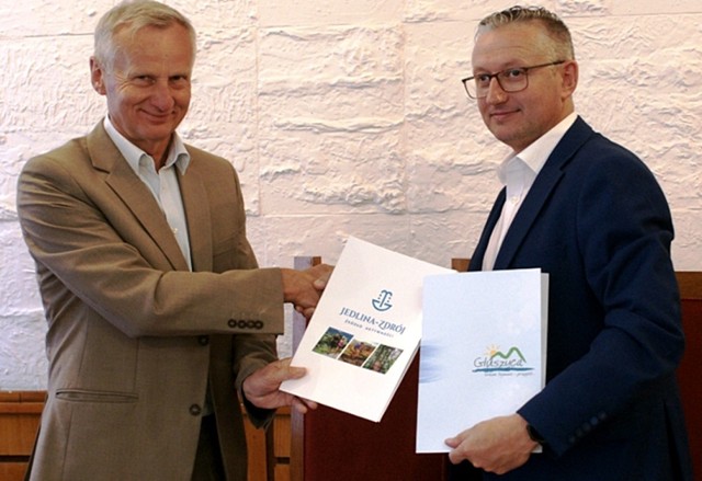 Burmistrzowie Głuszycy i Jedliny-Zdroju podpisali porozumienie w sprawie transportu publicznego pomiędzy obu gminami