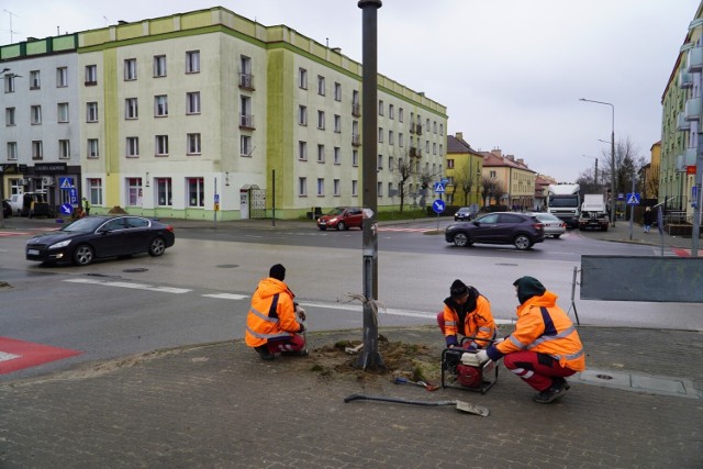 Powiat Skarżyski przebudowuje sygnalizację świetlną na przejściach dla pieszych w ciągu ulicy Piłsudskiego w Skarżysku-Kamiennej. Kolejne 9 przejść poprawi bezpieczeństwo pieszych.