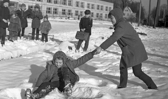 Śnieżne zabawy przed budynkiem Szkoły Podstawowej nr 2 w Miastku. Wtedy to były zimy, a nie jak teraz...
