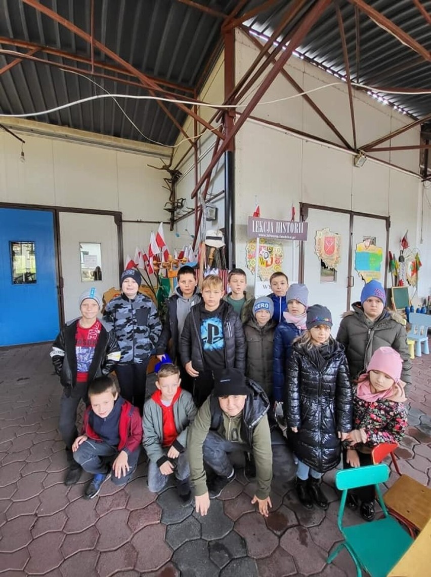 Uczniowie kazimierskiej „jedynki” odwiedzili gospodarstwo agroturystyczne. Były pyszne rogaliki i kiszenie kapusty. Zobaczcie zdjęcia
