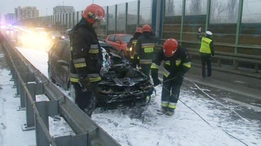Spłonął samochód na Moście Gdańskim [zdjęcia + wideo]