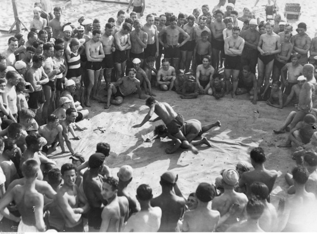 Plaża "Poniatówka". Widoczne zapasy na plaży.