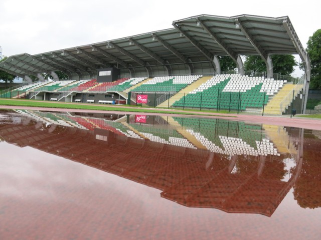 Jeleniogórski urząd miejski wynajął ekspertów, który mają stwierdzić, dlaczego stadion na Złotniczej regularnie zalewa woda.