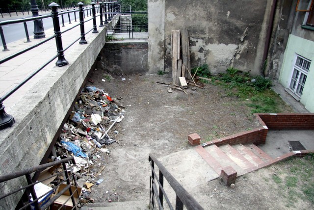 W niedzielę pod murem leżały resztki śmieci