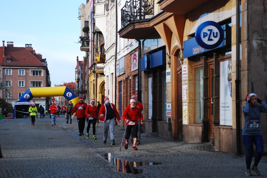 Bytom: VI Bieg Świętych Mikołajów. 250 osób w czerwonych czapeczkach! ZDJĘCIA