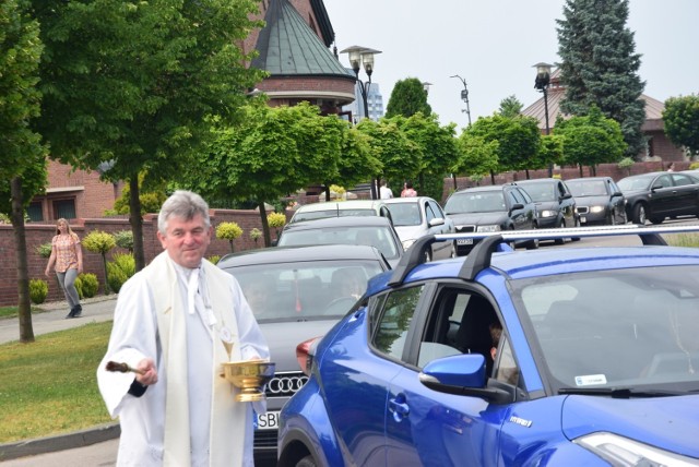Przedwakacyjne święcenie aut w parafii bł. Karoliny w Tychach