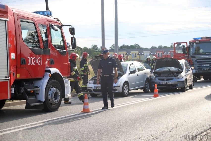Na ulicy Wrocławskiej w Opolu zderzyły się trzy samochody. Dwie osoby trafiły do szpitala