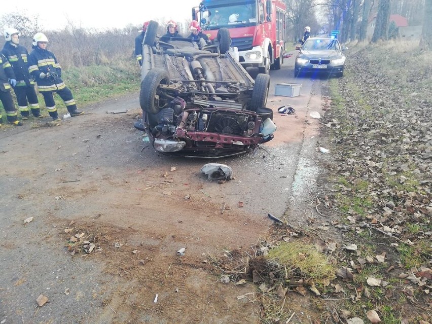 Groźny wypadek w Słomkowie. Samochód dachował 