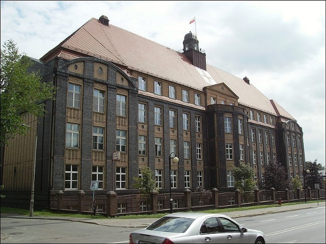 Zespół Szpitala Spółki Brackiej (obecnie Wojewódzki Szpital Chirurgii Urazowej) &#8211; wzniesiony w latach 1916&#8211;1924. Tworzą go następujące obiekty: 1) pawilon główny, 2) portiernia, 3) budynek mieszkalny (obecnie administracyjny), 4) budynek pralni i kuchni, 5) pawilon dziecięcy, 6) prosektorium i kaplica. Granice ochrony obejmują całe założenie w granicach działki, z wyłączeniem pawilonu diagnostyczno-zabiegowego, łącznika od pawilonu głównego do kuchni, kiosku, magazynu, wiaty, agregatu prądotwórczego, internatu, garaży, kotłowni i budynku magazynu sprzętu medycznego. Ulica Bytomska 62.