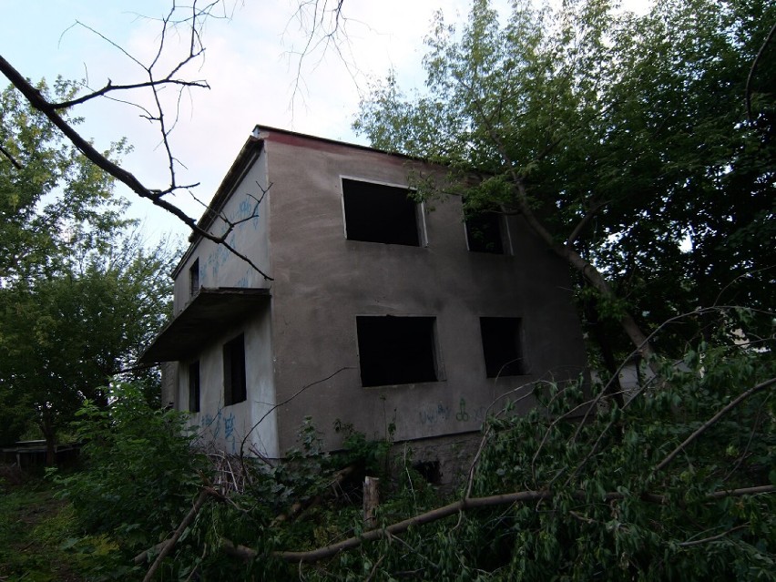 Opuszczony dom w Łochowie ma mroczną historię. Doszło tam do...