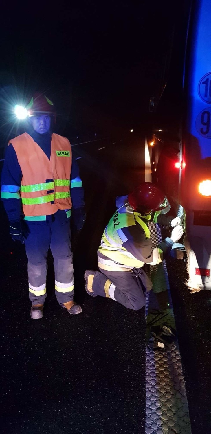 Kraksa na autostradzie z udziałem autokaru z siatkarkami z Tarnowa