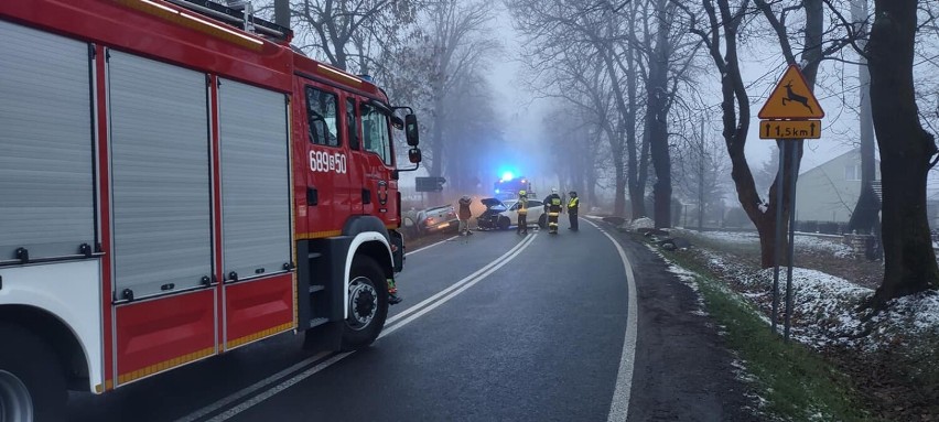 Na DK 790 w miejscowości Biskupice zderzyły się dwa samochody, osoby poszkodowane zostały zabrane do szpitala