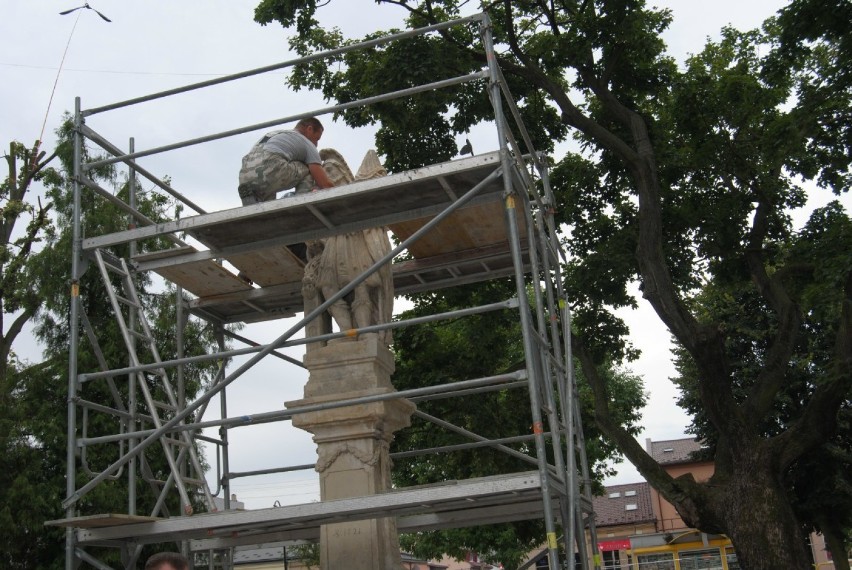 Figura patrona strażaków w centrum Włoszczowy została już...