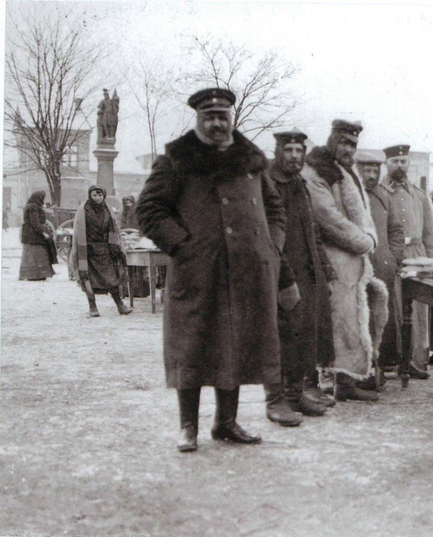 Zdjęcie włoszczowskiego rynku z lat 1914-1915. W tle widać...
