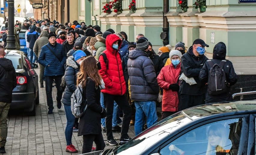 9 listopada, od rana, przed bydgoskim oddziałem NBP,...