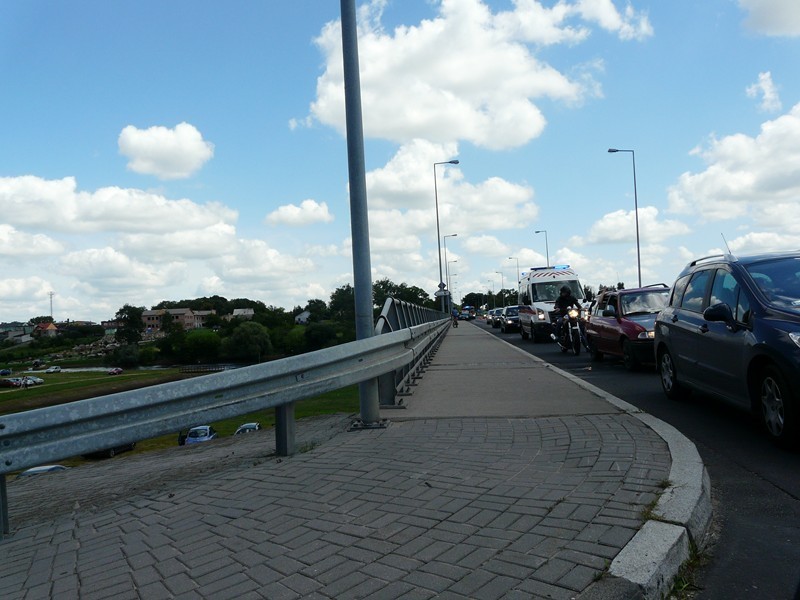 Kolizja trzech aut na moście w Uniejowie