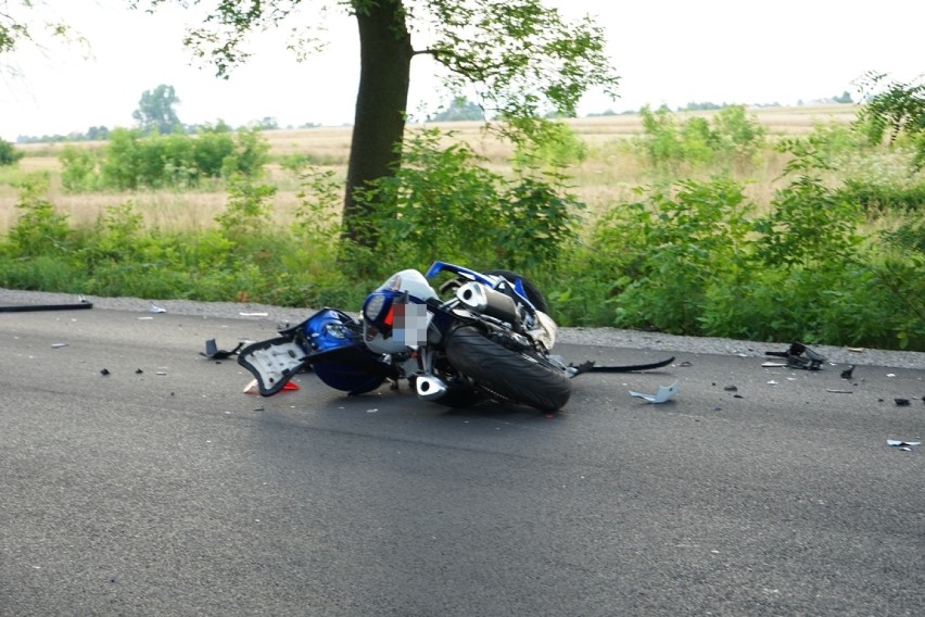 Wypadek w Strzałkowie: Motocykl wjechał w bmw