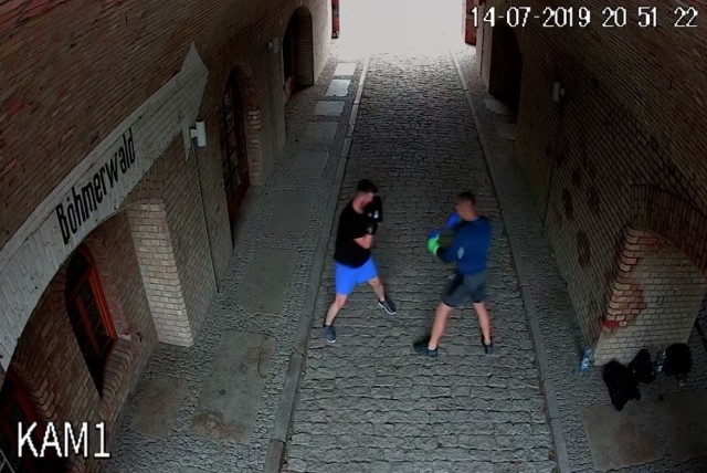 Dwóch młodych mężczyzn urządziło sobie sparing bokserski w Bramie Berlińskiej na terenie Muzeum Twierdzy Kostrzyn.