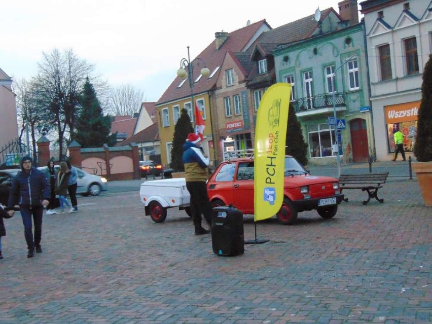 Świetny pomysł. Podświetlony „maluch” na rynku w Chodzieży