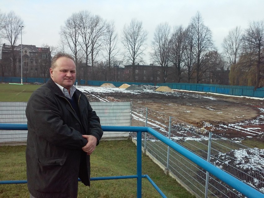 Na terenie ŚKS Naprzód Lipiny powstaje nowe boisko do piłki nożnej. Kiedy będzie gotowe?