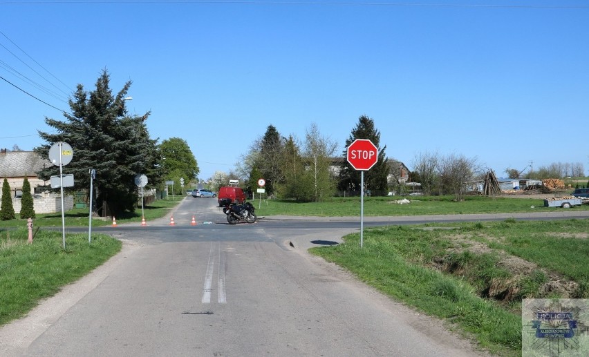 Wypadek w powiecie aleksandrowskim. Kierowca busa wymusił pierwszeństwo motocykliście. Dwie osoby w szpitalu [zdjęcia]