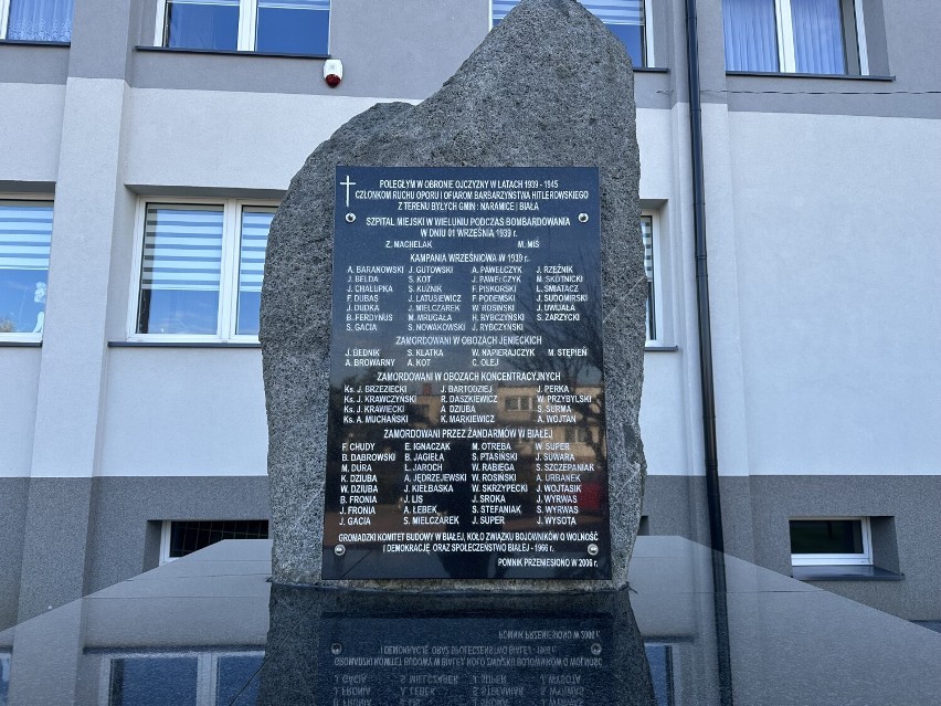 Święto Niepodległości 2023 w Białej. Odsłonięto tablicę upamiętniającą poległych w walkach o niepodległość mieszkańców gminy